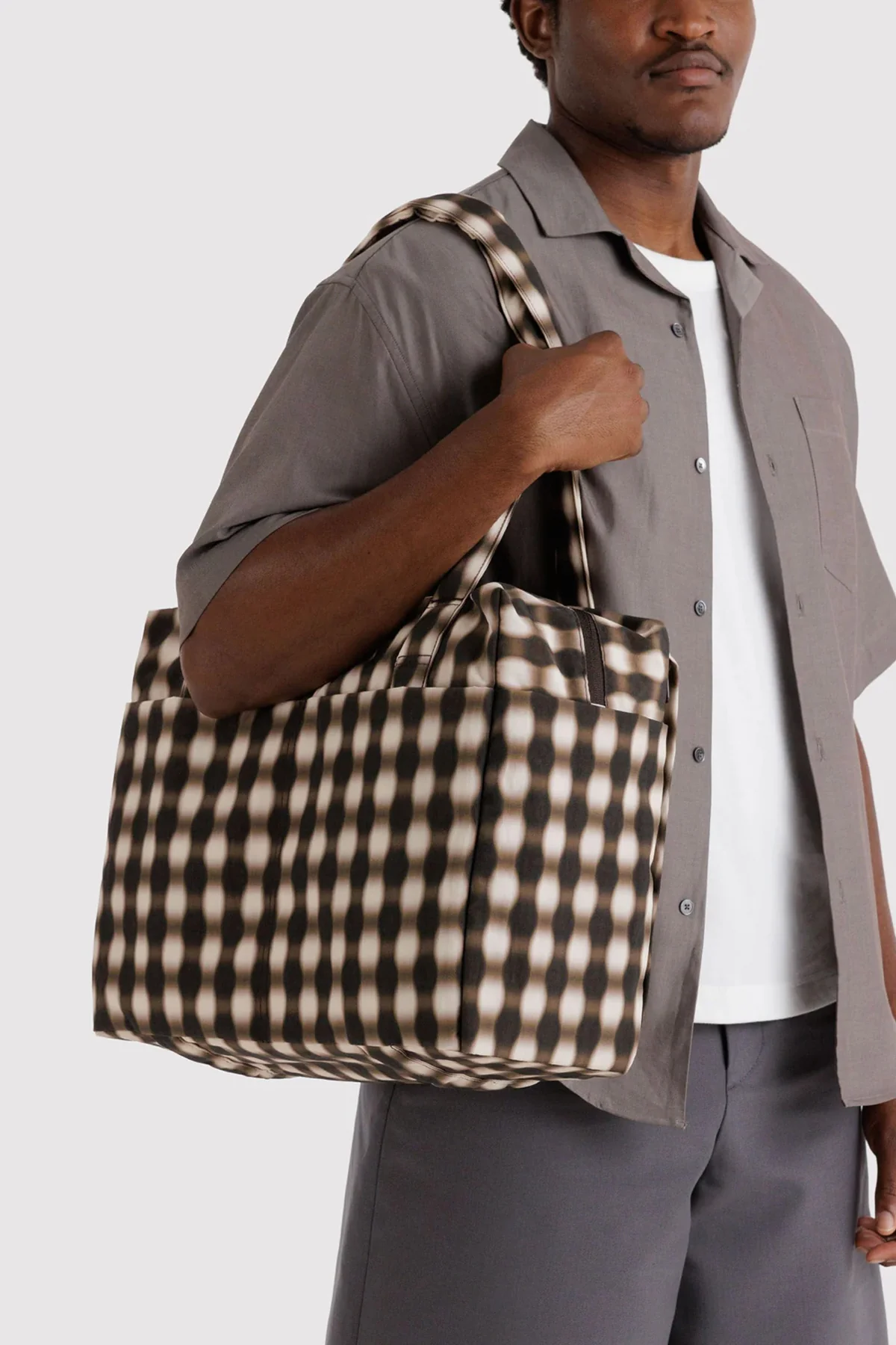 BAGGU Small Cloud Carry-On Blurred Gingham Brown - Image 3