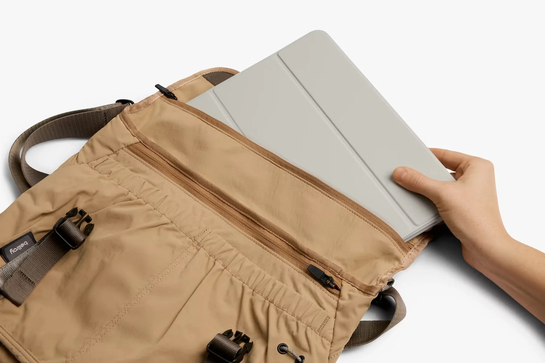 Bellroy Cinch Messenger Bag Sand Dune - Image 5