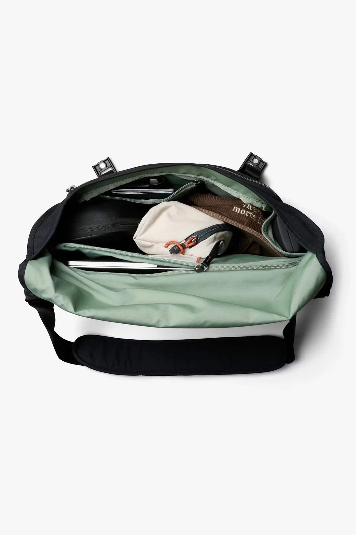 Bellroy Classic Messenger Bag Black - Image 2