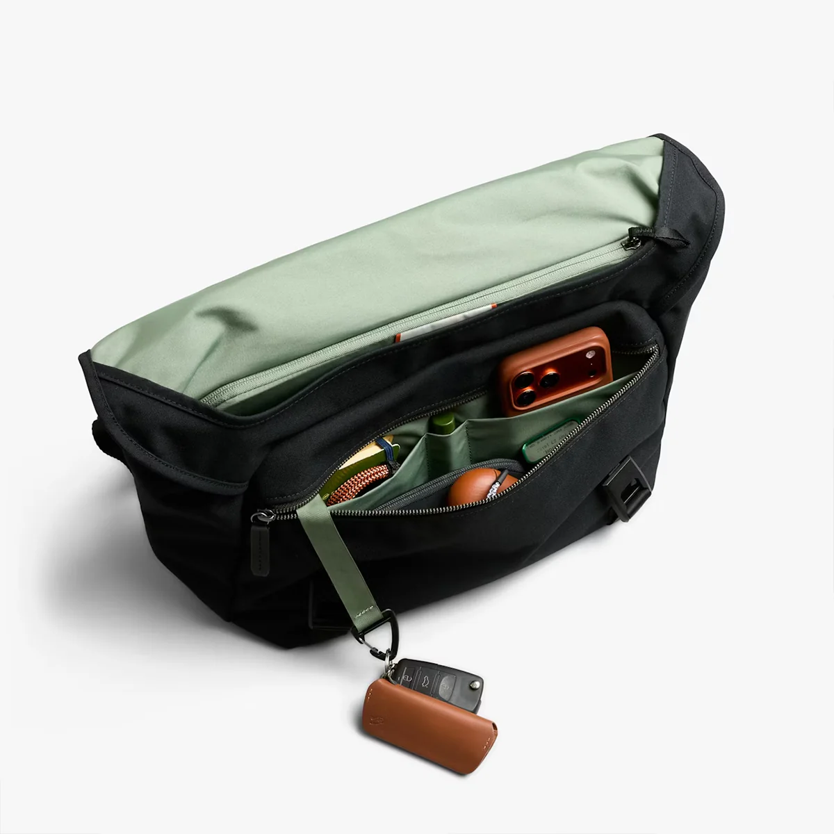 Bellroy Classic Messenger Bag Black - Image 3