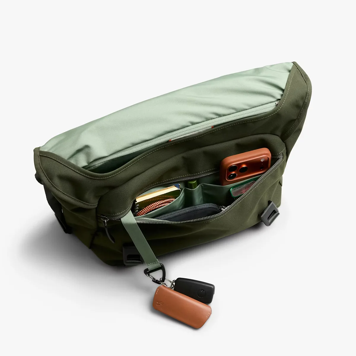 Bellroy Classic Messenger Bag Olive - Image 3